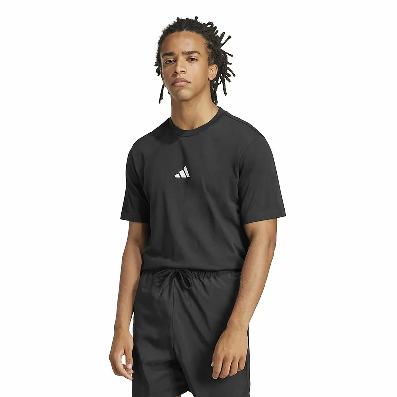 ADIDAS SPORTSWEAR Camiseta básica de manga corta con logo pequeño. Color