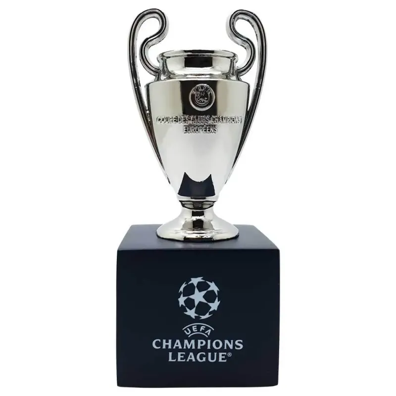 Trofeo Am Ball Com UEFA Champions League sur piédestal